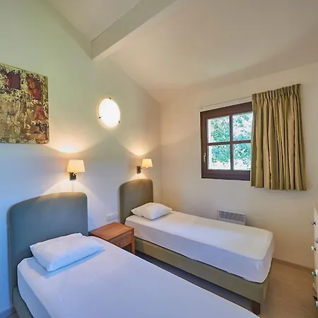 Luxurious In Salles With Shared Pool *